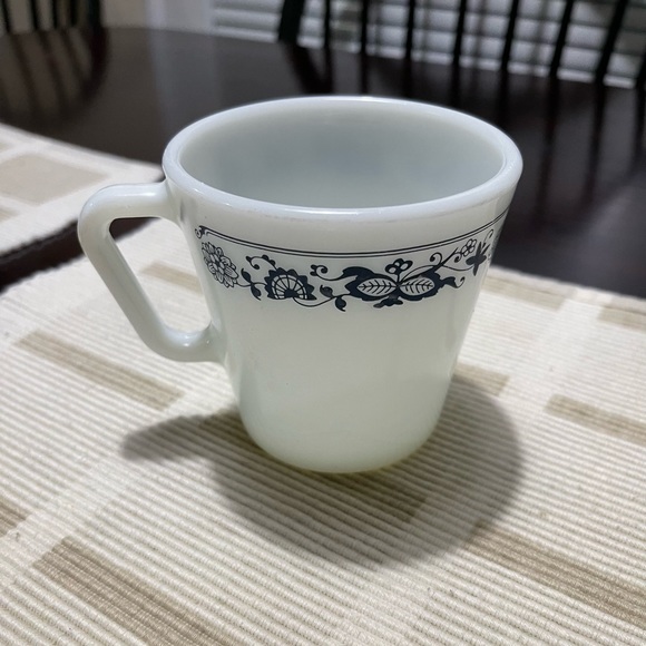 Pyrex Old Town Blue Onion D Handle Coffee Mug - Picture 4 of 9